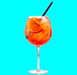 Verre de spritz orange avec une paille noire sur fond turquoise