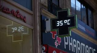 Croix verte de pharmacie affichant 35 °C par temps de canicule