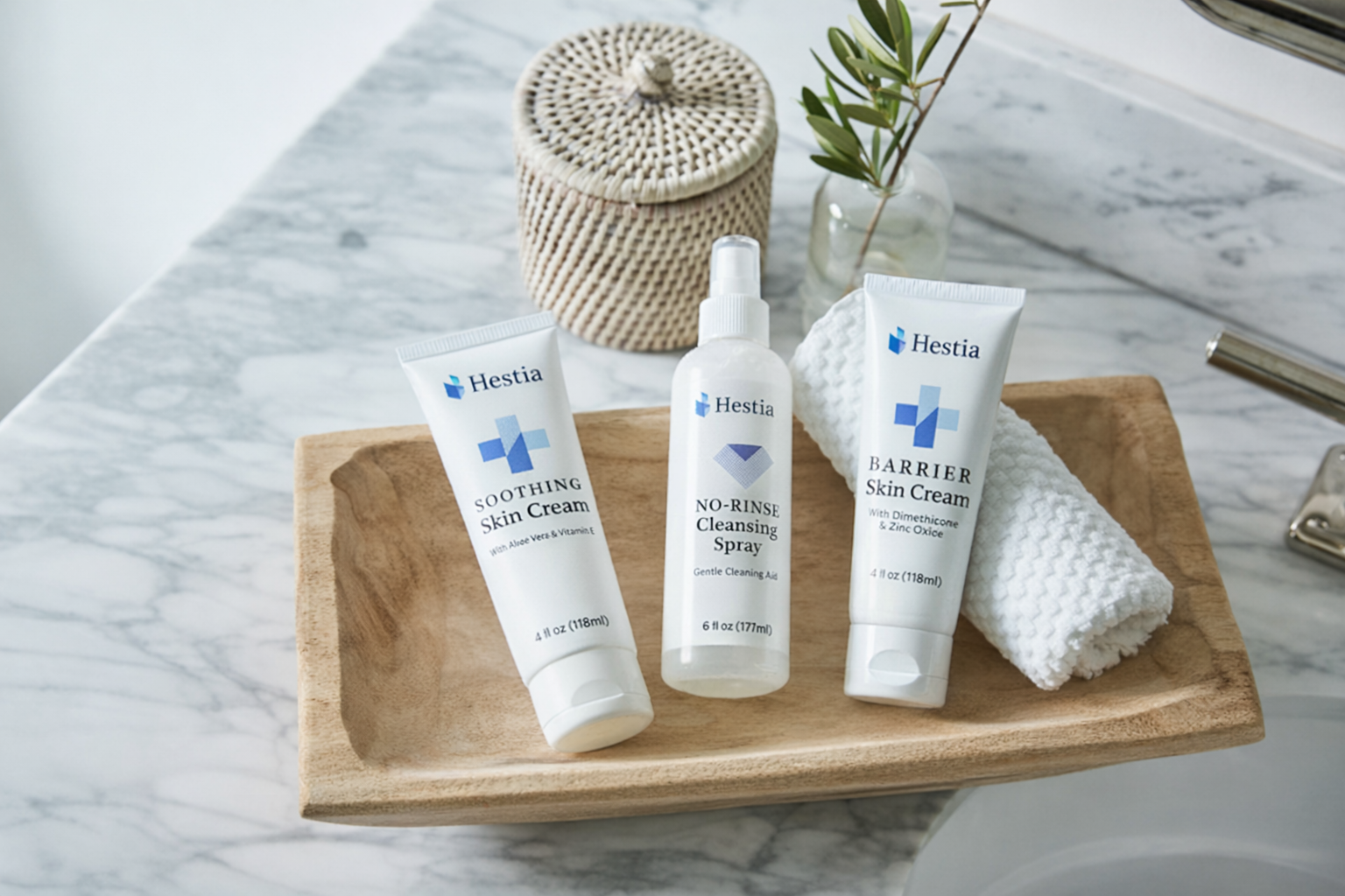Routine de soin de la peau : crèmes barrière et spray nettoyant Hestia sur un plateau en bois